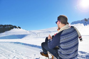 romantik kış sahne, kış vacatio, dağ doğa manzara üzerinde taze gösteri eğleniyor mutlu genç Çift