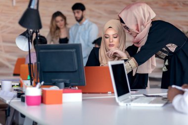 bilgisayar ekrana bakarak hijabs iş arkadaşları