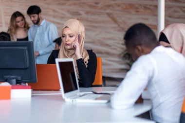 Modern başlangıç ofisinde çalışan güzel telefon operatörü Arap kadın