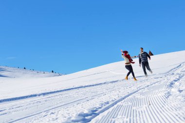 Eğleniyor çift yokuş aşağı çalışan
