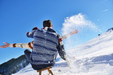 romantik kış sahne, kış vacatio, dağ doğa manzara üzerinde taze gösteri eğleniyor mutlu genç Çift