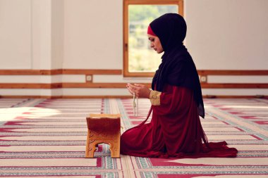 Camide Namaz kılan Genç Müslüman Kadın
