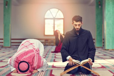 Müslüman erkek ve kadın camide dua