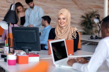 Bilgisayarda Office çalışma çekici Müslüman bir genç bayandan