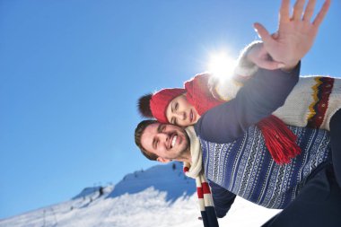 Seven çift birlikte açık karda oynarken.