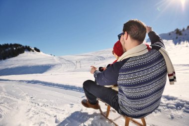 romantik kış sahne, kış vacatio, dağ doğa manzara üzerinde taze gösteri eğleniyor mutlu genç Çift