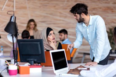 değiş tokuşu fikirleri öğrenme dizüstü kullanarak ve konuşuyor, çeşitli üniversite öğrencileri