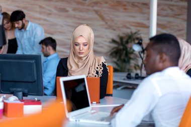 Girişimci iş adamları modern ofiste her gün çalışıyorlar..