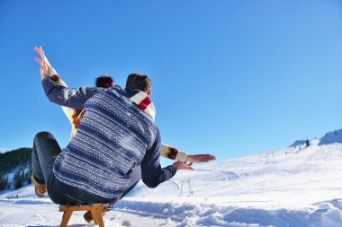romantik kış sahne, kış vacatio, dağ doğa manzara üzerinde taze gösteri eğleniyor mutlu genç Çift