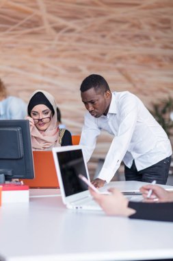 Yeni proje üzerinde ofisinde çalışan genç iş adamları. başlangıç, kavram, takım