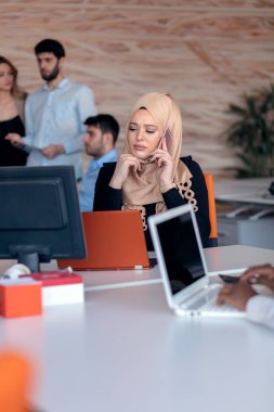 Bilgisayarda Office çalışma çekici Müslüman bir genç bayandan