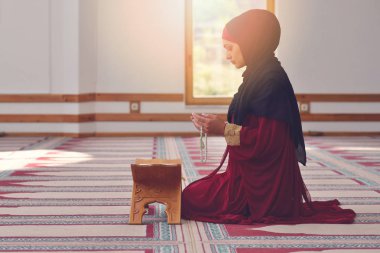 Camide Namaz kılan Genç Müslüman Kadın