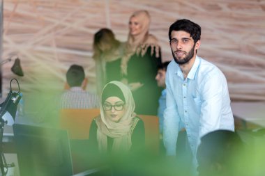 Yeni proje üzerinde ofisinde çalışan genç iş adamları. başlangıç, kavram, takım