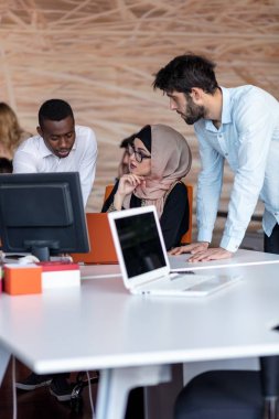 değiş tokuşu fikirleri öğrenme dizüstü kullanarak ve konuşuyor, çeşitli üniversite öğrencileri