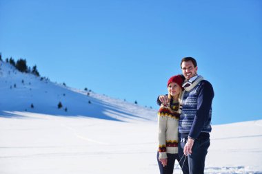 Kızak ve güneşli kış gününde zevk genç Çift