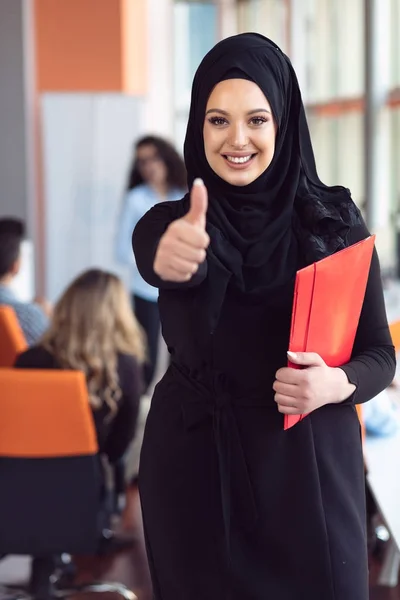 Beau portrait musulman moderne de femme d'affaires en fonction — Photo