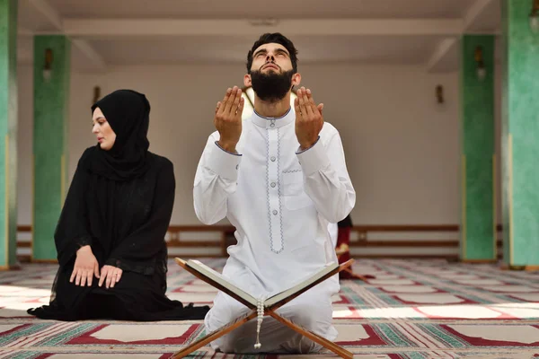 Мусульманська чоловік і жінка молитви в мечеті — стокове фото