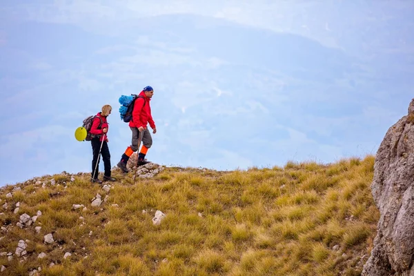 Aventura, viagens, turismo, caminhada e conceito de pessoas - casal sorridente andando com mochilas ao ar livre — Fotografia de Stock