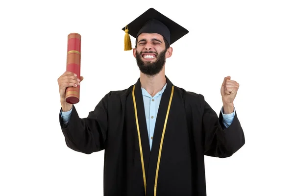 Χαρούμενα χαμογελώντας απόφοιτος αρσενικό φοράει φόρεμα και κάλυμμα απομονωθεί σε λευκό — Φωτογραφία Αρχείου