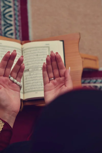 Jeune femme musulmane priant dans la mosquée — Photo