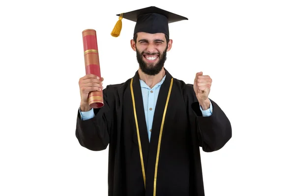 Χαρούμενα χαμογελώντας απόφοιτος αρσενικό φοράει φόρεμα και κάλυμμα απομονωθεί σε λευκό — Φωτογραφία Αρχείου