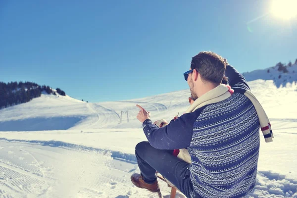 Romántica escena de invierno, feliz pareja joven divirtiéndose en espectáculo fresco en vacaciones de invierno, paisaje de naturaleza de montaña —  Fotos de Stock