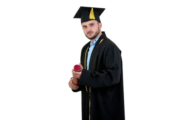 Joyeux sourire diplômé masculin portant robe et casquette isolé sur blanc — Photo