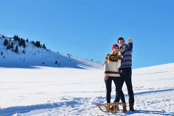 Casal jovem Sledding e desfrutar no dia ensolarado de inverno — Fotografia de Stock
