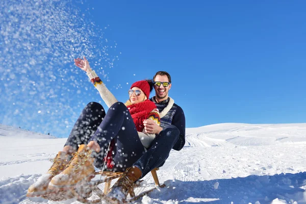 Cena de inverno romântico, jovem casal feliz se divertindo em show fresco no inverno vacatio, paisagem da natureza da montanha — Fotografia de Stock