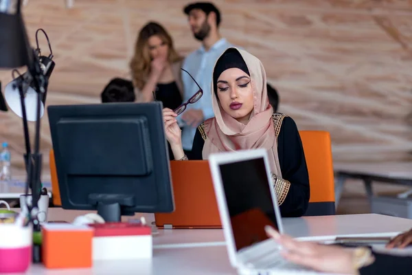 Vonzó muzulmán fiatal nő dolgozik a Hivatal számítógép — Stock Fotó