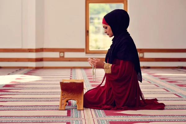 이슬람을 믿는 젊은 여자 모스크에서 기도하는 모습 — 스톡 사진