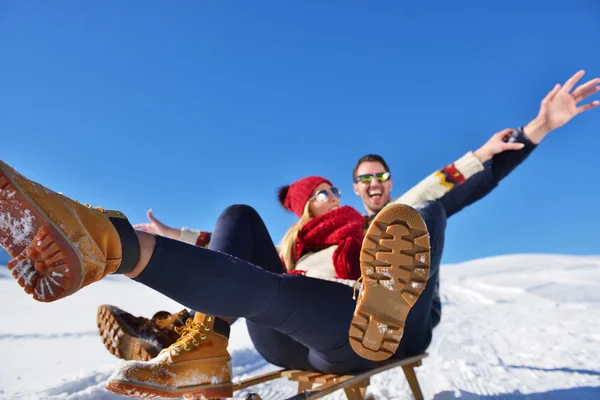 Cena de inverno romântico, jovem casal feliz se divertindo em show fresco no inverno vacatio, paisagem da natureza da montanha — Fotografia de Stock