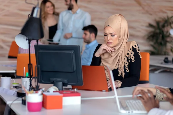 Attrayant jeune femme musulmane travaillant au bureau sur ordinateur — Photo