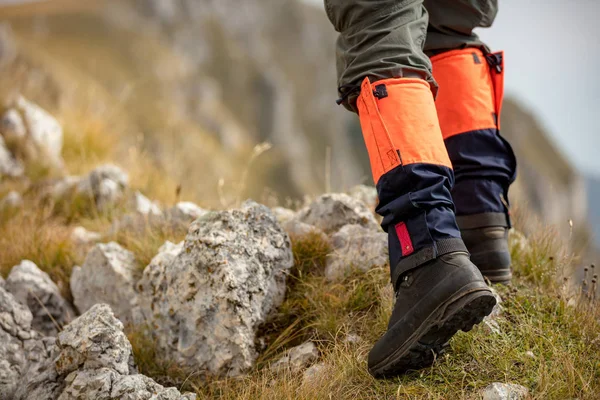 Mountain hiking. Lens flare, shallow depth of field. — Stock Photo, Image