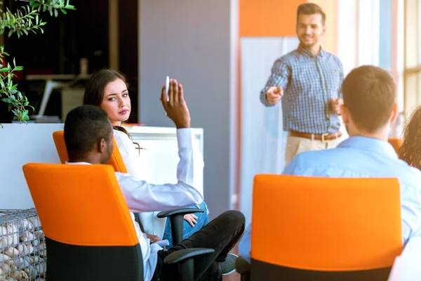 Empresarios afroamericanos se levantan allí entregan en una conferencia para responder una pregunta — Foto de Stock