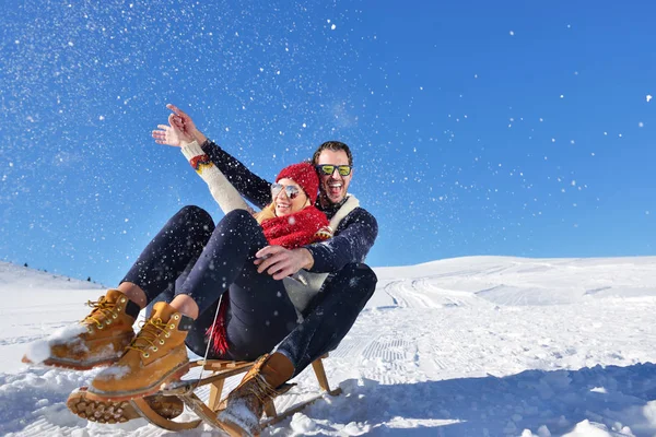 Romántica escena de invierno, feliz pareja joven divirtiéndose en espectáculo fresco en vacaciones de invierno, paisaje de naturaleza de montaña —  Fotos de Stock