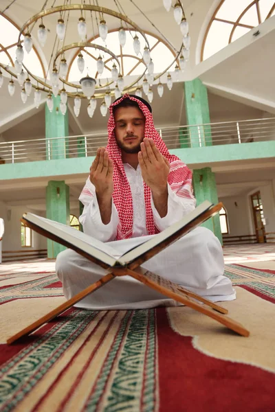 Religioso muçulmano homem orando dentro da mesquita — Fotografia de Stock