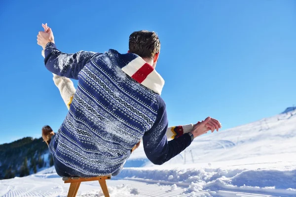 Romántica escena de invierno, feliz pareja joven divirtiéndose en espectáculo fresco en vacaciones de invierno, paisaje de naturaleza de montaña — Foto de Stock