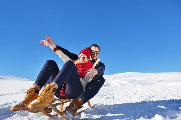 Cena de inverno romântico, jovem casal feliz se divertindo em show fresco no inverno vacatio, paisagem da natureza da montanha — Fotografia de Stock