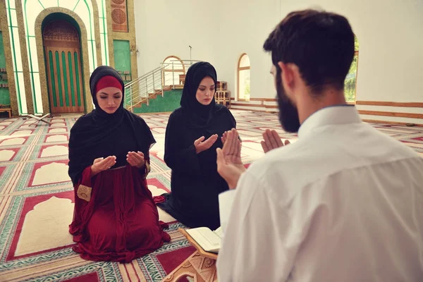 イスラム教徒の男性と女性はモスクで祈る — ストック写真