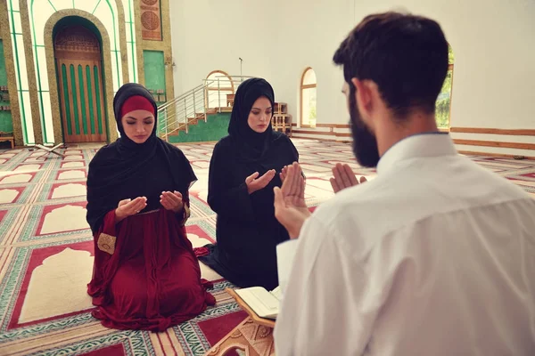 Homem e mulher muçulmanos rezando na mesquita — Fotografia de Stock