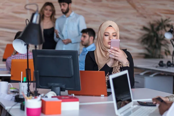 Bella operatore telefonico donna araba che lavora in un moderno ufficio startup — Foto Stock