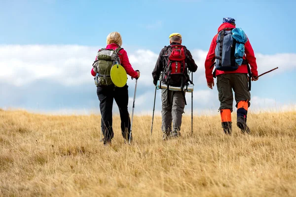 Dikiz atış hiking yaz tatili sırasında kırsalında genç arkadaşlar. Grup doğada yürüyüş yürüyüşçü. — Stok fotoğraf