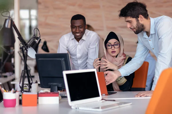 Jóvenes empresarios que trabajan en la oficina en un nuevo proyecto. startup, concepto, equipo — Foto de Stock