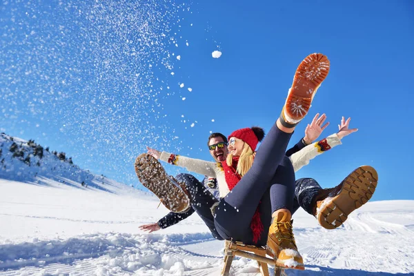 Romantik kış sahne, kış vacatio, dağ doğa manzara üzerinde taze gösteri eğleniyor mutlu genç Çift — Stok fotoğraf