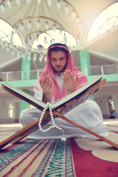 Religieux musulman priant à l'intérieur de la mosquée — Photo