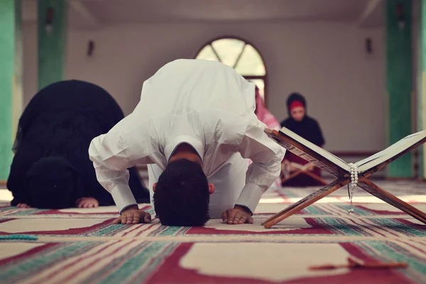 Homem e mulher muçulmanos rezando na mesquita — Fotografia de Stock