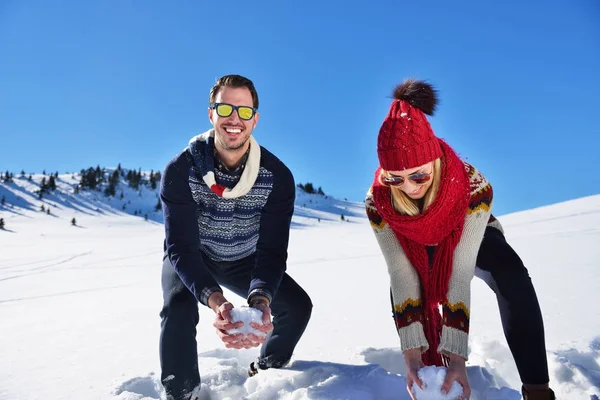 Personas, temporada, amor y concepto de ocio - pareja feliz abrazando y riendo al aire libre en invierno — Foto de Stock