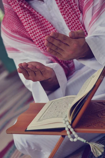 Religiøs muslimsk mann ber inne i moskeen – stockfoto