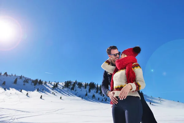 Personas, temporada, amor y concepto de ocio - pareja feliz abrazando y riendo al aire libre en invierno — Foto de Stock